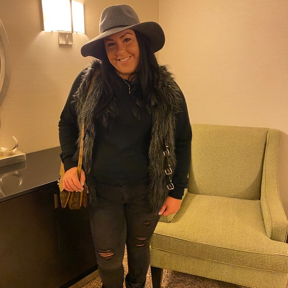 Meet your Posher, Stacie - Picture 4 of 4